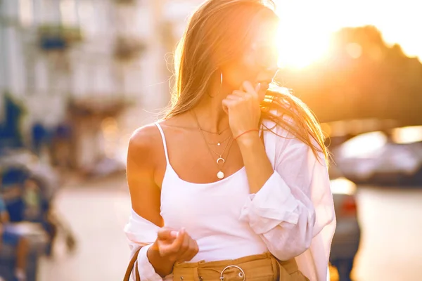 Belle Femme Lunettes Posant Sur Rue — Photo