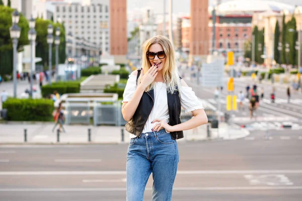 Beautiful Woman Posing Street — Stock Photo, Image