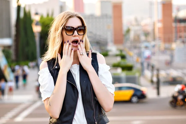 Joven Hermosa Mujer Sorprendida Posando Calle — Foto de Stock