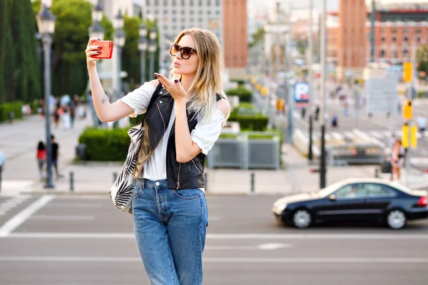 Joven Hermosa Mujer Tomando Selfie Calle — Foto de Stock