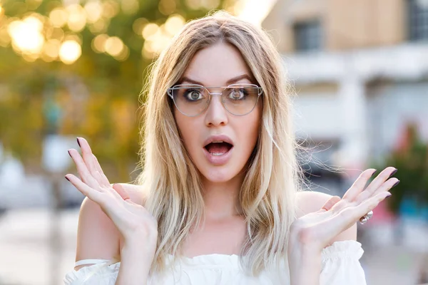 Sorpresa Giovane Bella Donna Posa Sulla Strada — Foto Stock