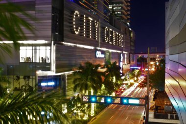 Miami Florida şehir merkezindeki Brickell şehir merkezi - yüksek trafik uzun süreli kentsel yaşam tarzı