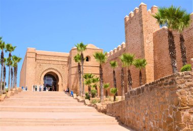 Oudayas 'tan Kasbah turistik bir yere giriyor - turizm turistleri eski Medine