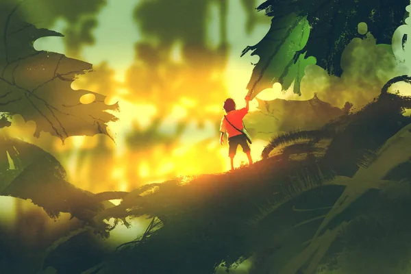 Маленький мальчик, стоящий на гигантских листьях, глядя на солнце — стоковое фото