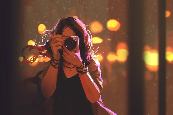Γυναίκα με κάμερα στο φόντο πόλη νύχτα — Φωτογραφία Αρχείου