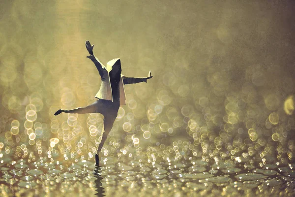 Lycklig man dansar på våt gata med bokeh bakgrund — Stockfoto
