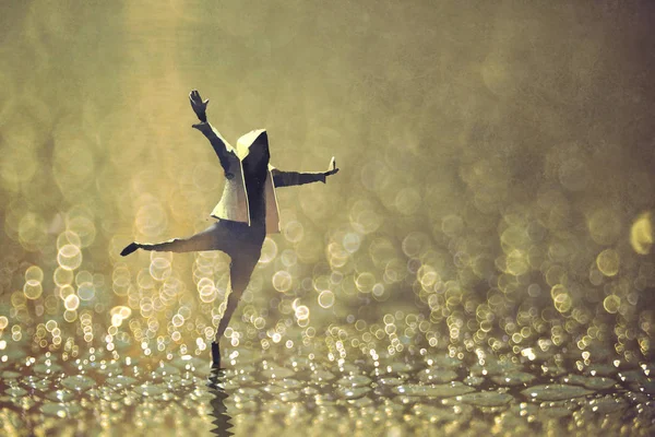 Happy man dancing on wet street with bokeh background — Stock Photo, Image