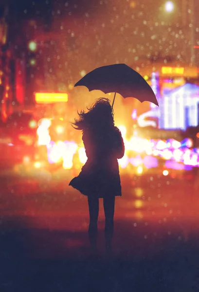 Одинокая женщина с зонтиком в ночном городе — стоковое фото