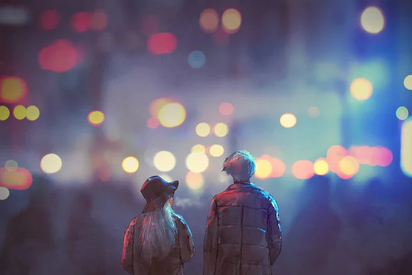 Пара влюблённых гуляющих по улице — стоковое фото