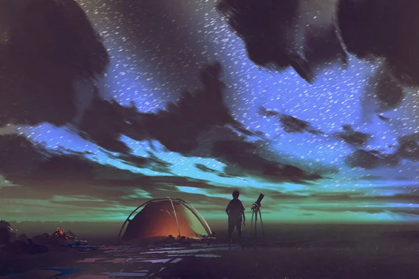 Mannen med teleskop stående av tältet ser på himlen i natt — Stockfoto