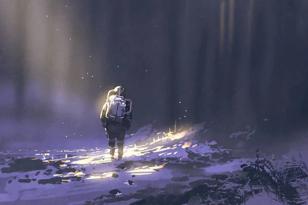 Одинокий астронавт, идущий по снегу — стоковое фото