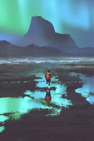 Excursionista con mochila mirando las montañas y la luz de colores en el cielo —  Fotos de Stock
