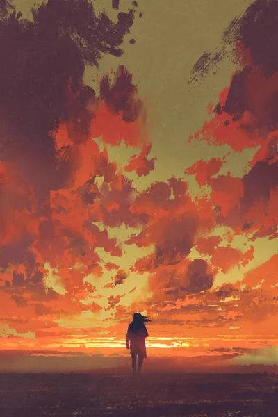 Uomo solitario guardando il cielo ardente tramonto — Foto Stock