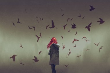 Kızıl saçlı ayakta kuşlar arasında kadınla