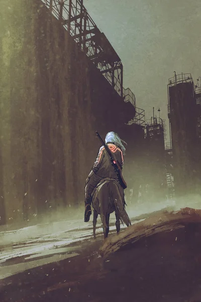 Hombre a caballo caminando en ciudad desierta — Foto de Stock