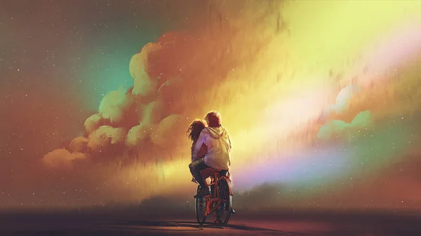 Casal Apaixonado Andando Bicicleta Contra Céu Noturno Com Nuvens Coloridas — Fotografia de Stock
