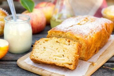 Zeytinyağı ve elma ile yoğurt pasta