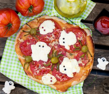 Cadılar Bayramı pizza peyniri ile ans zeytin örümcekler hayaletler