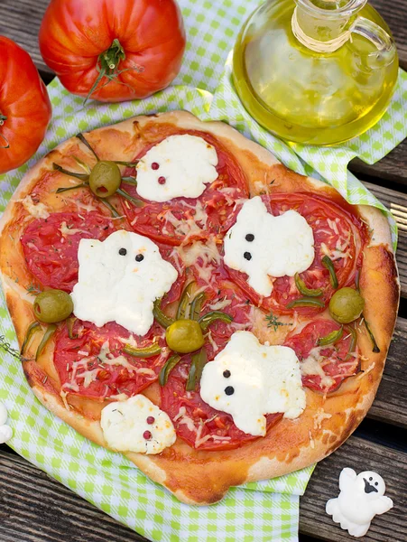 Halloween pizza met kaas spoken ans olijf spinnen — Stockfoto