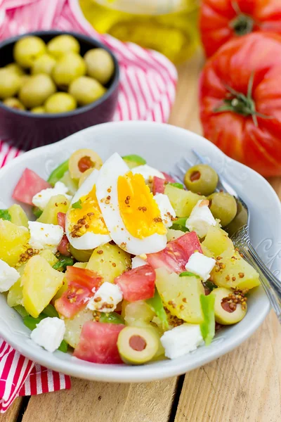 Potato salad with tomato, bell pepper, feta cheese and eggs — Stock Photo, Image