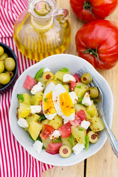 Salade de pommes de terre avec tomate, poivron, feta et œufs — Photo