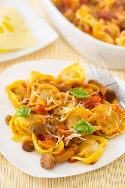 Tortellini de raviloi caseiro com molho de tomate com cogumelos — Fotografia de Stock