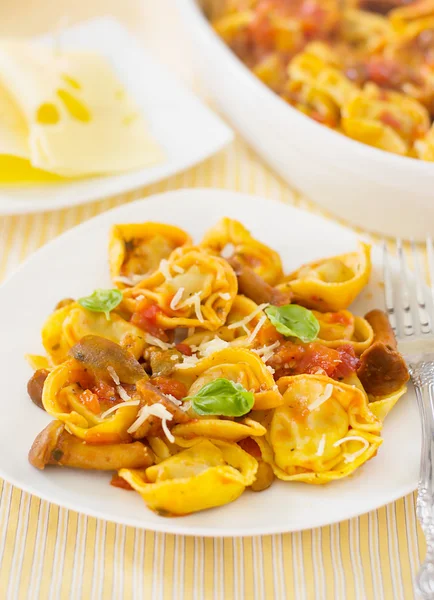 Tortellini raviloi casero con salsa de tomate con champiñones — Foto de Stock