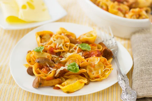 Tortellini raviloi casero con salsa de tomate con champiñones — Foto de Stock