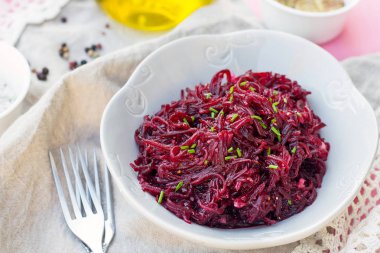 Pancar salatası salata sosu ile