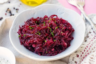 Pancar salatası salata sosu ile