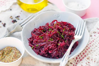 Pancar salatası salata sosu ile