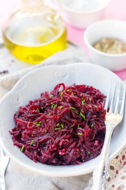 Pancar salatası salata sosu ile