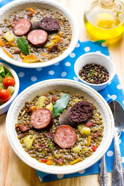 Stufato di lenticchie con carote, patate, peperoni e salsicce — Foto Stock