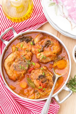 Türkiye ossobuco osso buco içinde domates et suyu mantar ile