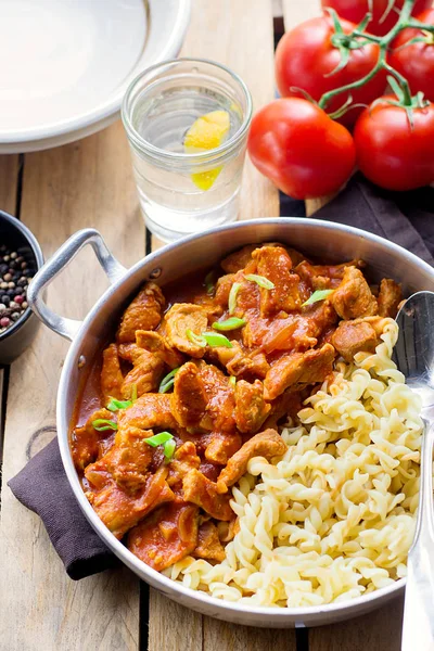 파스타와 두꺼운 토마토 국물에 고기 돼지고기 — 스톡 사진