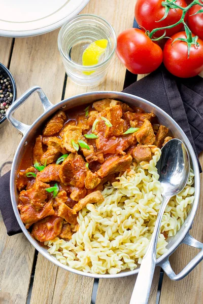 파스타와 두꺼운 토마토 국물에 고기 돼지고기 — 스톡 사진