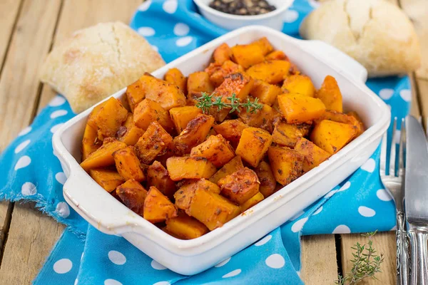 Kavrulmuş kabak otlar ve domates püresi ile