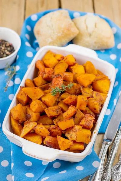 Calabaza asada con hierbas y puré de tomate —  Fotos de Stock