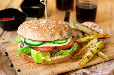 Sığır eti hamburger kepekli çörek ve patates kızartması ile