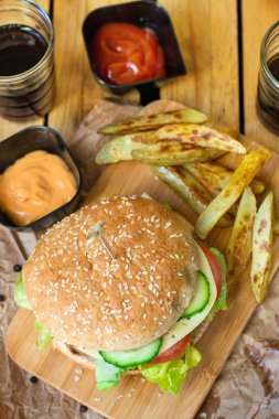 Hamburger kepekli çörek ve patates kızartması ile