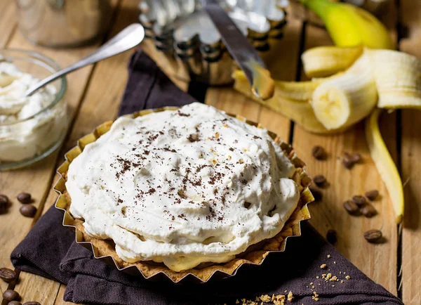 Banoffee pie med bananer, vispgrädde och toffee — Stockfoto