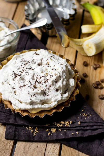 Banoffee pie met bananen, slagroom en toffee — Stockfoto