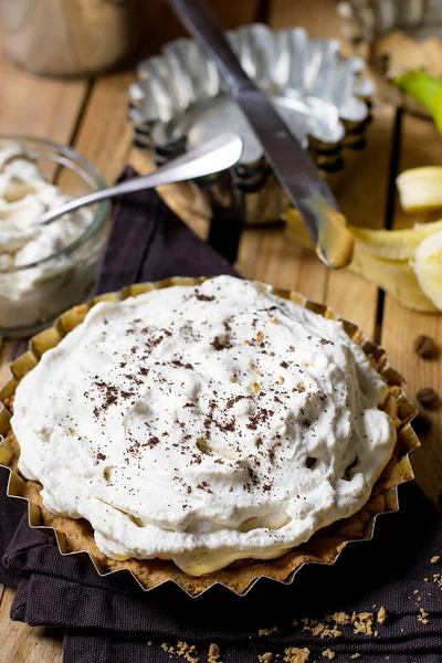 Banoffee pie met bananen, slagroom en toffee — Stockfoto