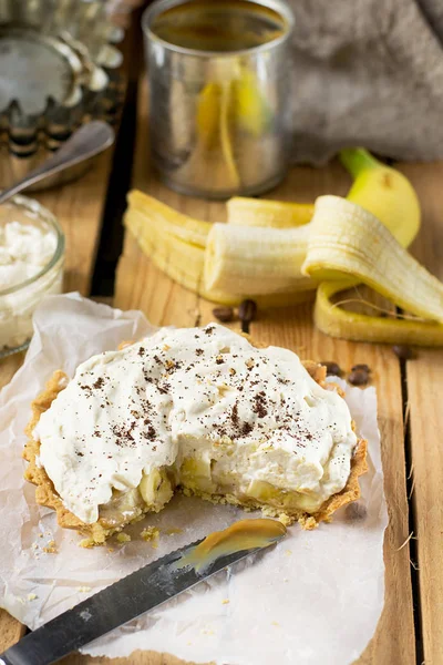 Banoffee pie met bananen, slagroom en toffee — Stockfoto