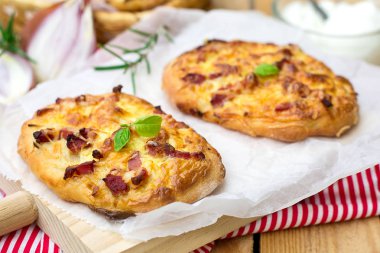 Alman pizza stil tart flambee Swabian Dinnete