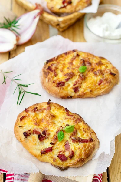 Pizzateig Flammkuchen schwäbische Dinnete — Stockfoto