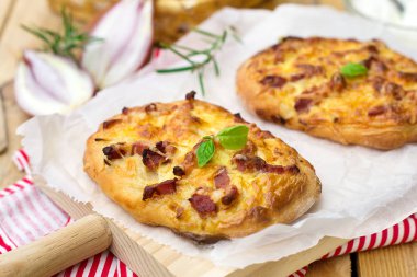 Alman pizza stil tart flambee Swabian Dinnete