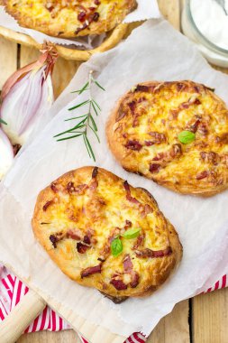 Alman pizza stil tart flambee Swabian Dinnete