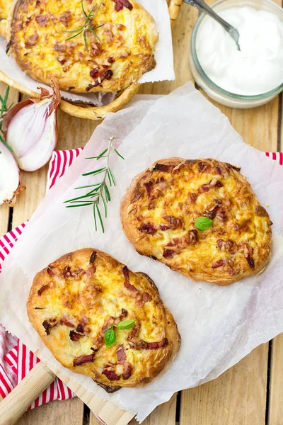 Pizza alemana estilo tarta Flambee Swabian Dinnete —  Fotos de Stock