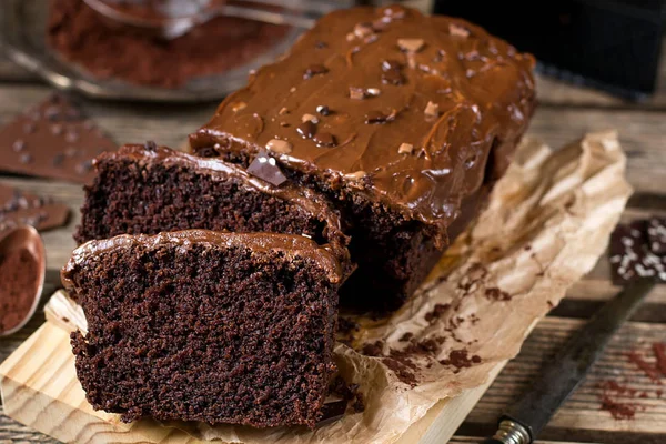 Sütlü çikolata sır tepesi ile nemli çikolatalı kek — Stok fotoğraf